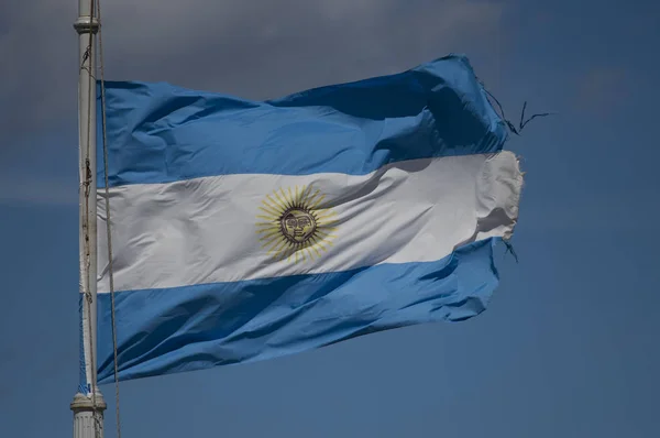 Argentinsk Flagga Viftar Vinden Mot Den Blå Himlen — Stockfoto