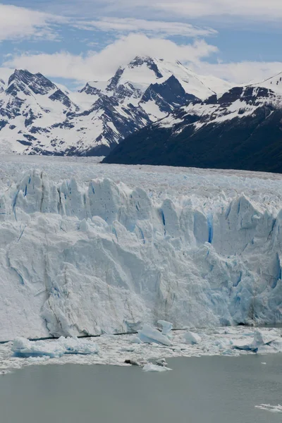 アルゼンチン湖に面したパタゴニアのロス グラシアレス国立公園の氷河ペリト モレノの前線の眺め — ストック写真