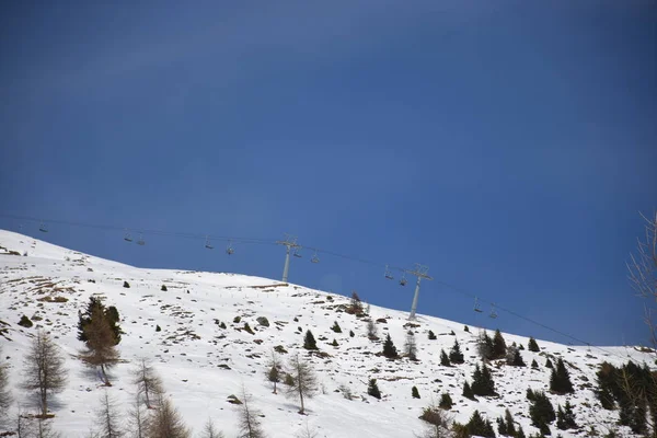 冬のスポーツ スキー場 Zettersfeld Lienz リフト — ストック写真