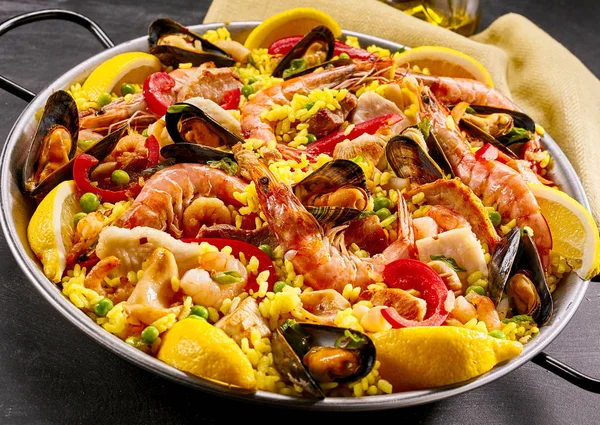 Paella Makanan Laut Gourmet Dengan Udang Laut Merah Muda Dan — Stok Foto