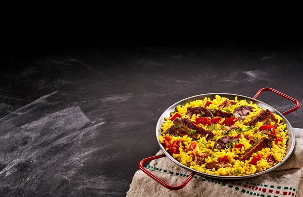 Serveren Van Paella Homo Met Spareribs Zwarte Pudding Gele Saffraan — Stockfoto