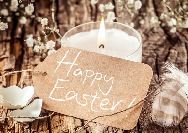 Spokojny Wyświetlacz Ręcznie Napisane Happy Znak Wielkanoc Umieszczone Kora Drzewa — Zdjęcie stockowe