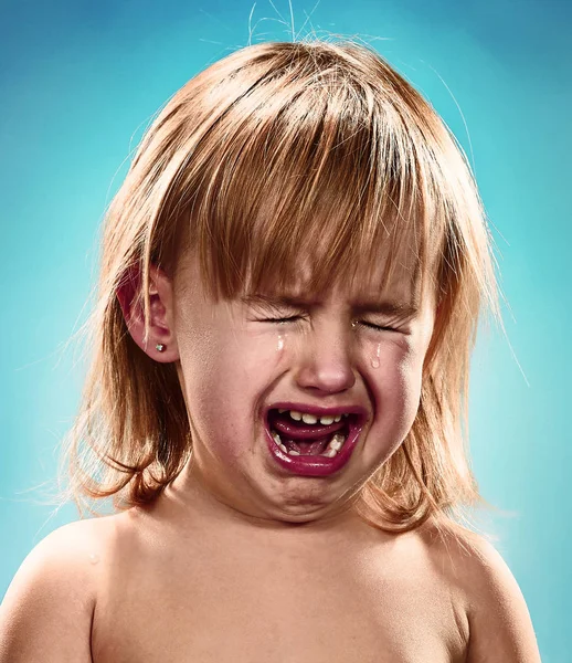 Портрет Маленькой Девочки Плачет Синем Фоне — стоковое фото