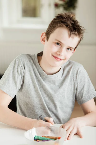 Jeden Usměvavý Chlapec Šedé Košili Krátkým Rukávem Drží Černou Pastelku — Stock fotografie