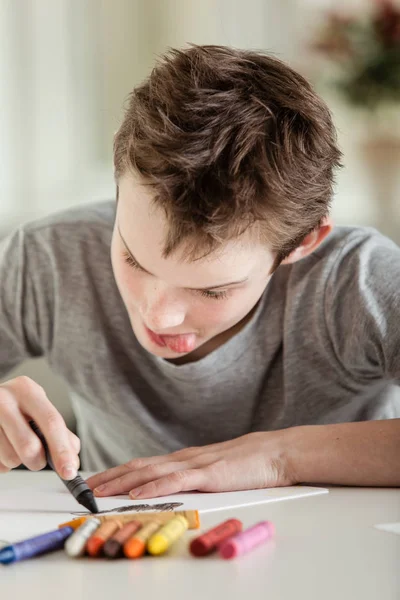 Nahaufnahme Junge Färbt Sein Kunstwerk Auf Papier Mit Buntstiften Und — Stockfoto