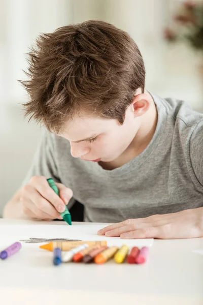 Ernsthafter Junge Macht Kunst Auf Weißem Papier Mit Buntstiften Tisch — Stockfoto