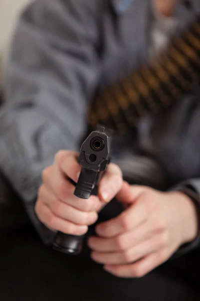 Fechar Mão Menino Segurando Uma Arma Apontando Para Câmera Pronto — Fotografia de Stock