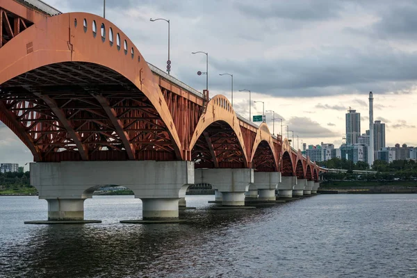 橋がライトアップされる直前に撮影された漢江にかかる松山橋やライトアップが予定されている 韓国ソウルで撮影 — ストック写真