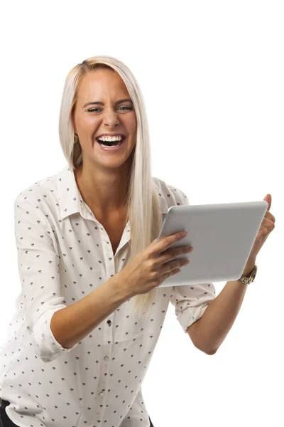 Bir Tablet Ile Gülümseyen Kadın — Stok fotoğraf