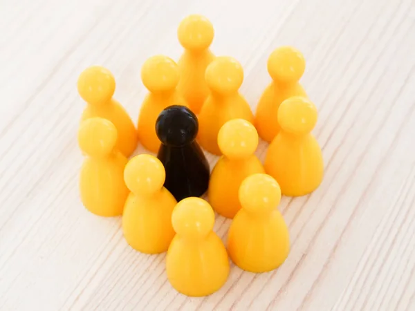 Cono Negro Rodeado Conos Amarillos — Foto de Stock