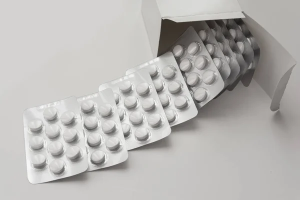 Több Loafs Pills Getting Out Form Box Felett Szürke Háttér — Stock Fotó