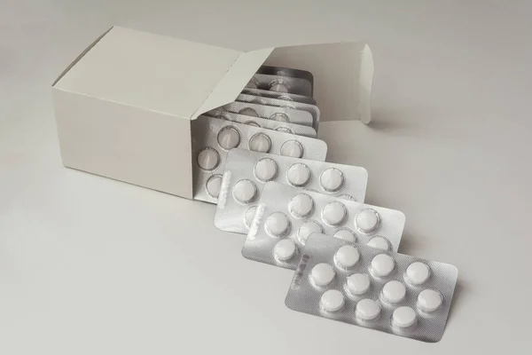 錠剤の複数の負荷を取得影と灰色の背景にボックスを形成 — ストック写真