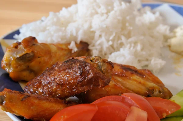 Gebakken Kip Gebakken Kippenpoten Met Rijst Salade Een Bord — Stockfoto