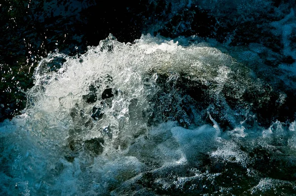 Nahaufnahme Von Spritzendem Blauem Wasser Das Aus Einer Gischt Spritzt — Stockfoto