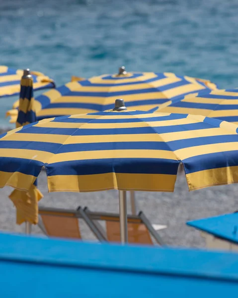 Yellow Blue Beach Umbrellas Mediterranean Beach Noli Italy — Stock Photo, Image