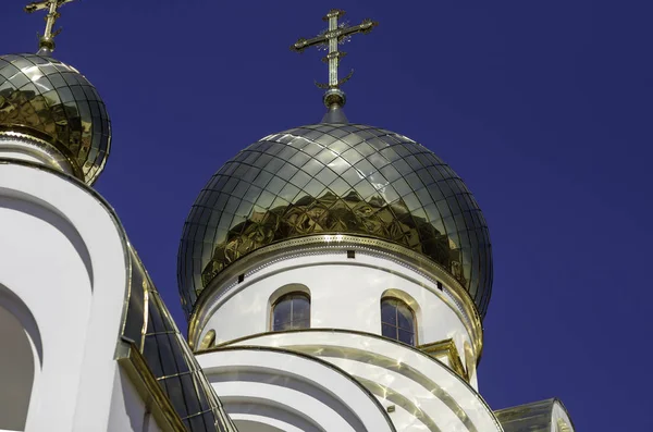 Cúpulas Ouro Igreja Contra Céu Azul Escuro — Fotografia de Stock