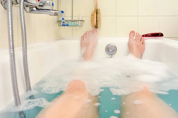 Eine Person Einer Badewanne Sichtbar Sind Nur Die Füße — Stockfoto