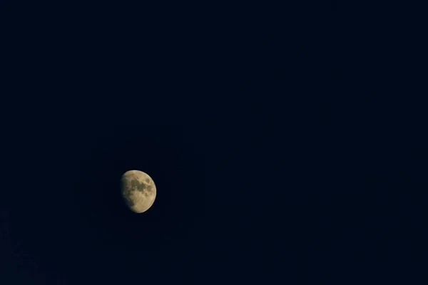 Księżyc Niebo Jest Ciemnoniebieskie — Zdjęcie stockowe