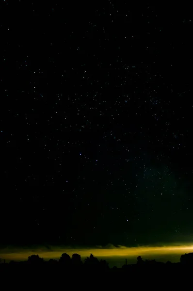 Звездное Небо Облака Освещенные Горизонте Городскими Огнями Можно Увидеть Очертания — стоковое фото