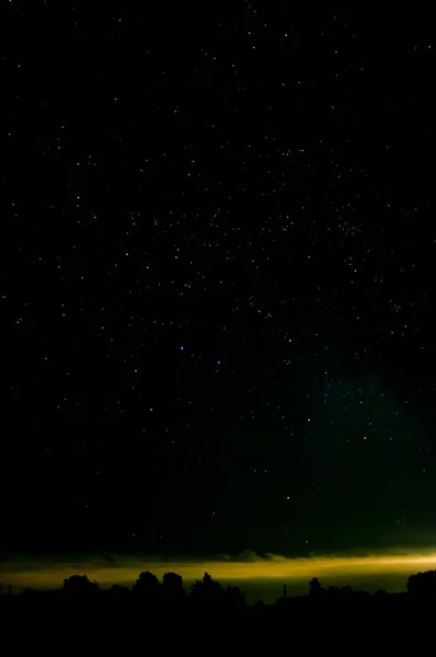 Cielo Estrellado Nubes Iluminadas Horizonte Por Luces Ciudad Pueden Ver —  Fotos de Stock