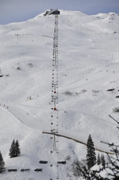 スキー場でスキーモンタフォン シルヴェッタ シュラン ガシュラン ガルフレシャの町で — ストック写真