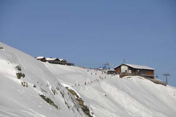 리조트 마을의 슈런츠 프레슈아 스키를 — 스톡 사진