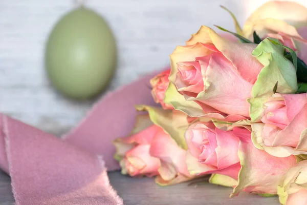 Naturaleza Muerta Pascua Con Ramo Rosas —  Fotos de Stock