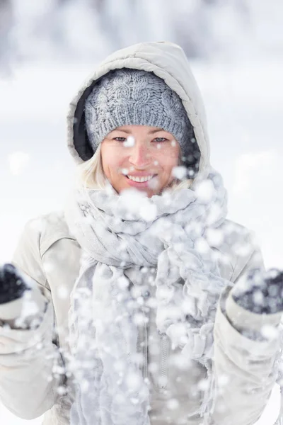 Jeune Femme Décontractée Mignonne Jouant Avec Neige Hiver — Photo