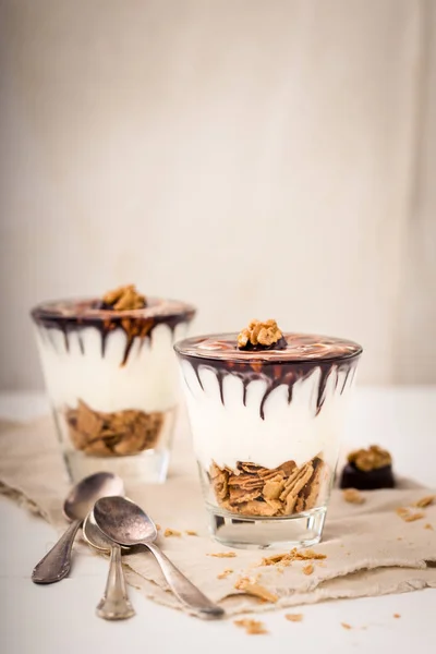 Postre Chocolate Mazapán Con Galletas Sobre Fondo Brillante —  Fotos de Stock