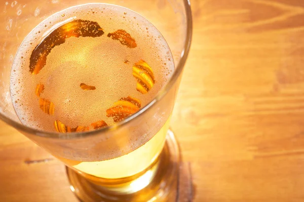 Closeup Beer Glass Foam Table — Foto Stock