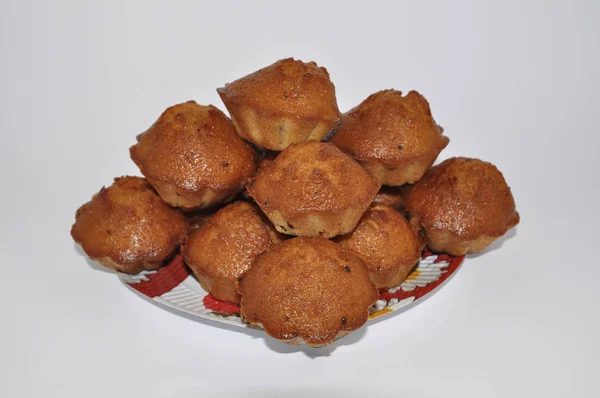 Viele Cupcakes Auf Einem Teller Auf Weißem Hintergrund — Stockfoto