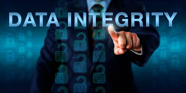 Manager Sta Spingendo Data Integrity Sullo Schermo Tecnologia Concetto Business — Foto Stock