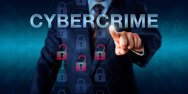 Investigatore Del Crimine Che Spinge Cybercrime Sullo Schermo Metafora Aziendale — Foto Stock