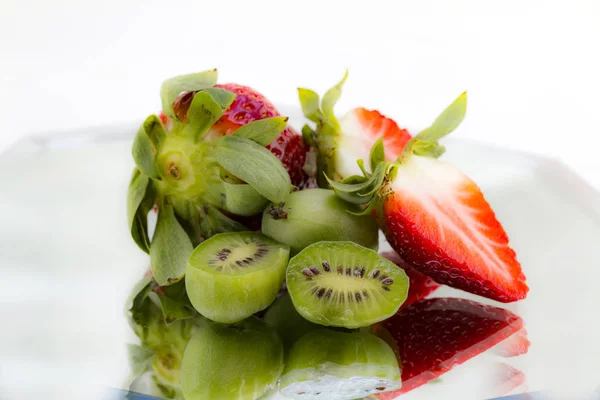 Frischer Obstsalat Mit Erdbeeren Und Kiwi — Stockfoto