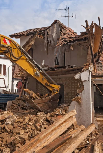 Uma Escavadeira Enxada Pista Grande Derrubando Uma Casa Velha — Fotografia de Stock