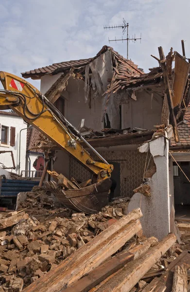 Uma Escavadeira Enxada Pista Grande Derrubando Uma Casa Velha — Fotografia de Stock
