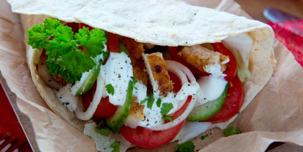 Tortilla Wrap Met Kip Verse Groenten Close Van Smakelijke Kebab — Stockfoto