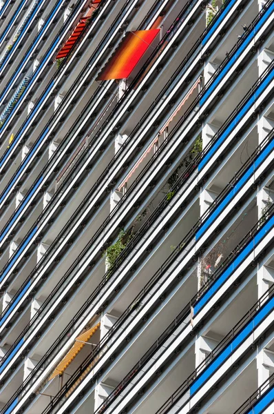 Fachada Rascacielos Edificio Residencial Berlín Con Numerosos Balcones Toldos — Foto de Stock