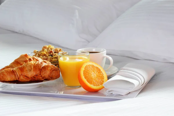 Śniadanie Łóżka Pokoju Hotelowym Zakwaterowanie — Zdjęcie stockowe