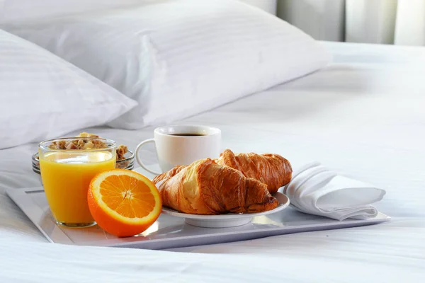 Śniadanie Łóżka Pokoju Hotelowym Zakwaterowanie — Zdjęcie stockowe