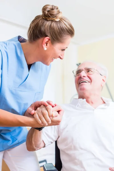 Starsza Pielęgniarka Trzymająca Się Rękę Seniora Altersheim — Zdjęcie stockowe