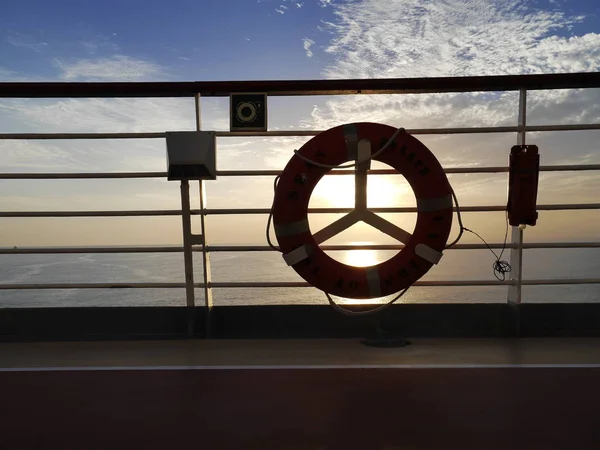 Imagem Cinto Vida Artística Durante Pôr Sol Navio Cruzeiro — Fotografia de Stock