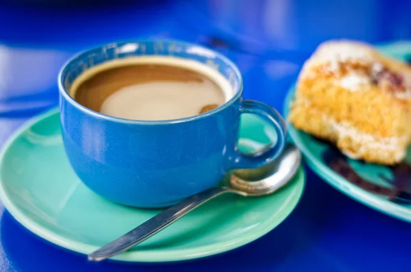 Café Pastel Sobre Fondo Azul — Foto de Stock