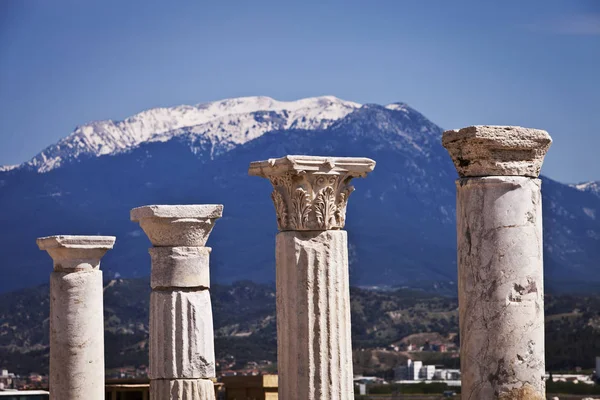 Columnas Corintias Dóricas Frente Montañas Nevadas Laodicea — Foto de Stock