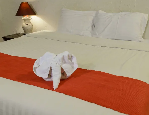 Tay Tarzı Otel Yatak Beyaz Yatakta Fil Şeklinde Beyaz Havlu — Stok fotoğraf