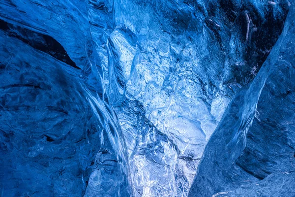 在冰岛的一个蓝色冰川洞里 — 图库照片