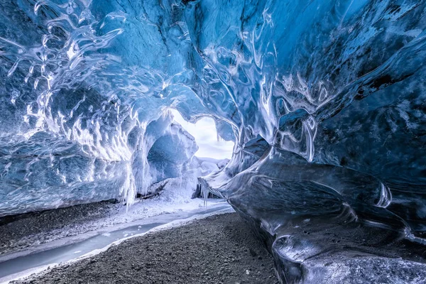 冰岛的蓝色冰川洞穴 — 图库照片