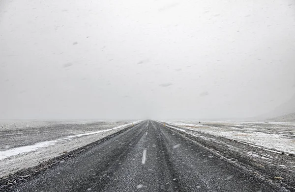 Śnieg Pada Wiejskiej Drodze Islandzie Zimie — Zdjęcie stockowe