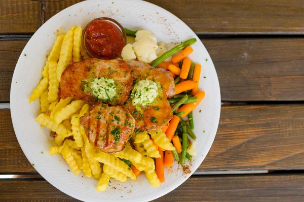 Piatto Alla Griglia Con Varie Carni Patatine Fritte — Foto Stock