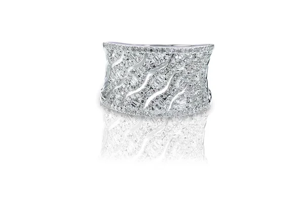 Diamond Inkrustowane Zaręczyny Obrączka Rocznicowa Odizolowany Białym Tle Odbiciem — Zdjęcie stockowe